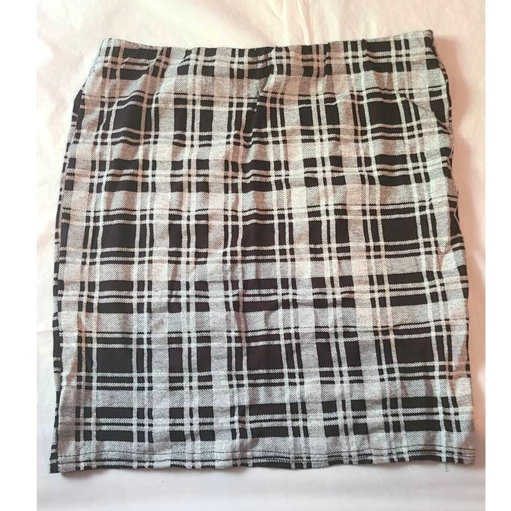 Boohoo Plaid Mini Skirt (Black White Gray) ~ size 4, Pre-Loved